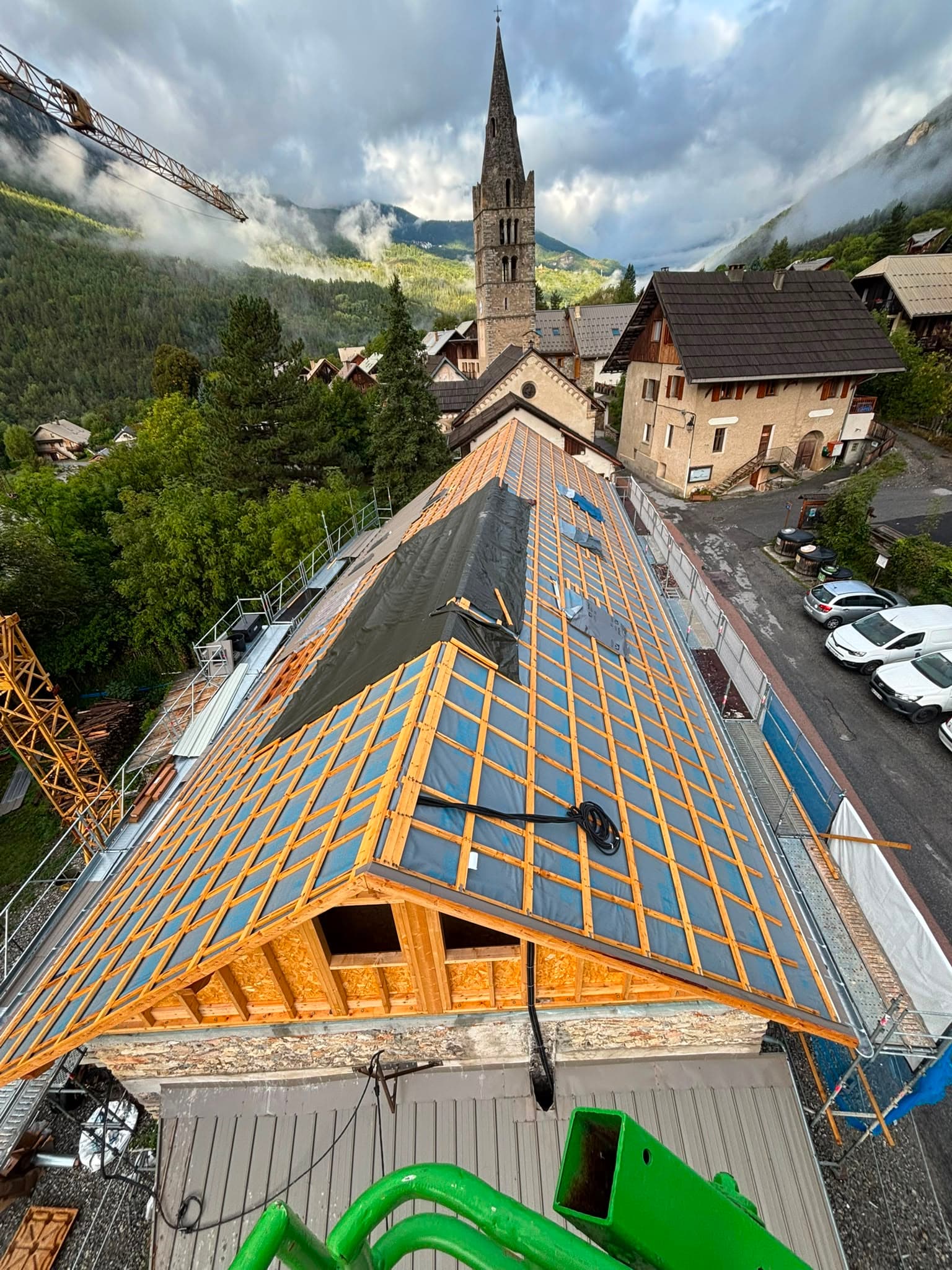Vue aérienne d'une toiture en chantier dans un village des Hautes-Alpes