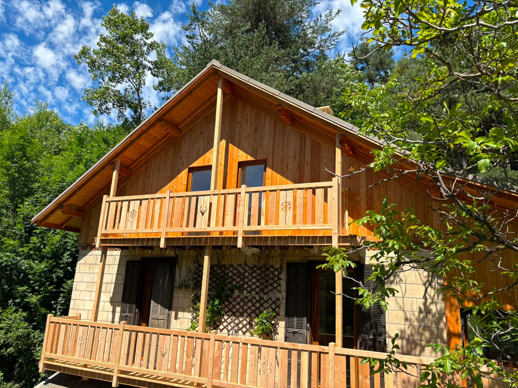 Balcon en bois avec garde-corps à motifs sculptés
