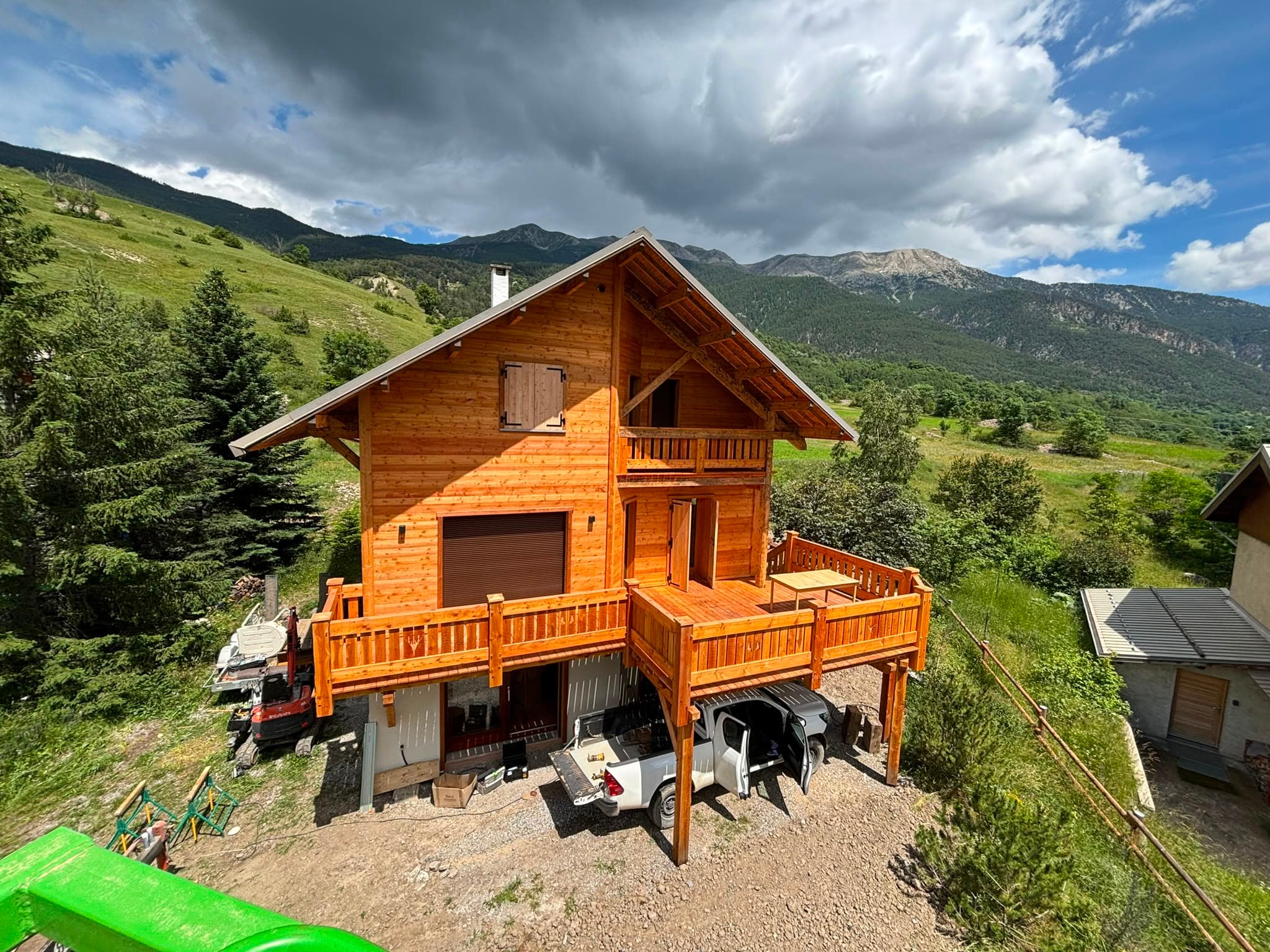 Vue aérienne d'un chalet en bois sous un ciel nuageux