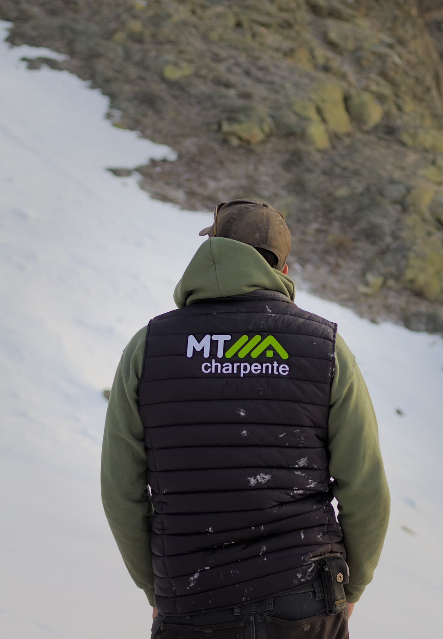 Membre de l'équipe MT Charpente sur un chantier en montagne
