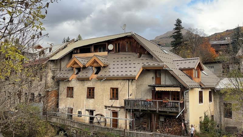 Toiture et charpente d'un chalet traditionnel de montagne