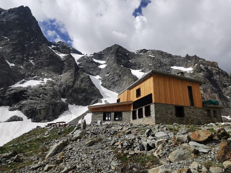 Bardage bois et façade d'un refuge de montagne