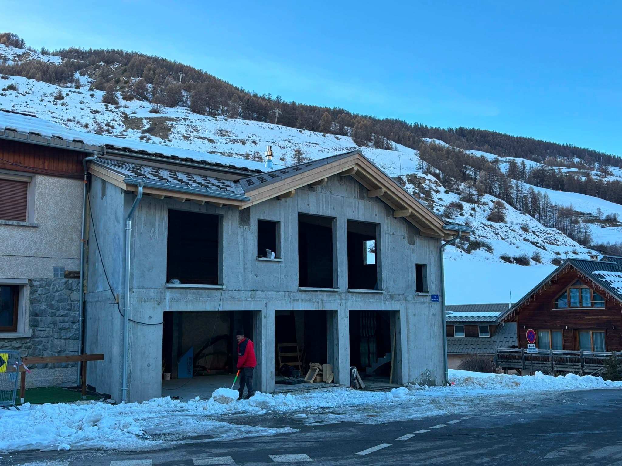 Structure à ossature bois en construction, sous la neige